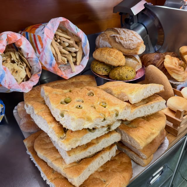 Focaccia, grissini e altre proposte salate nella vetrina del Baretto