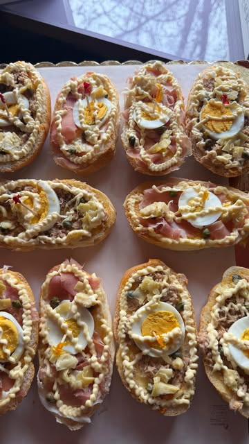 Un vassoio di tartine guarnite, pubblicato dal Baretto